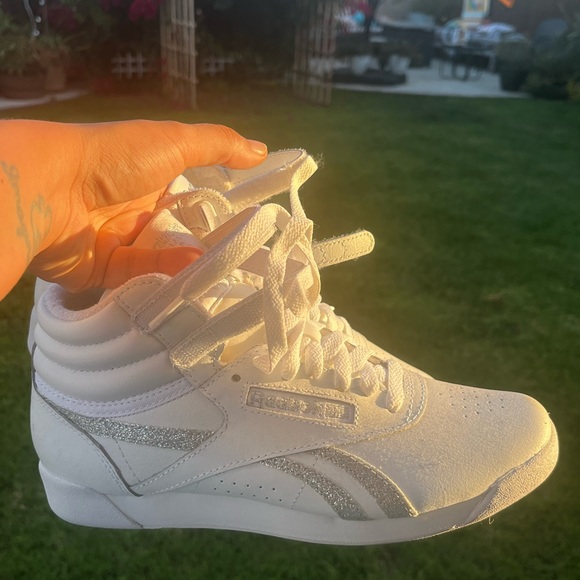 Reebok Size 7.5 Women’s White & Silver High Top - Picture 2 of 4